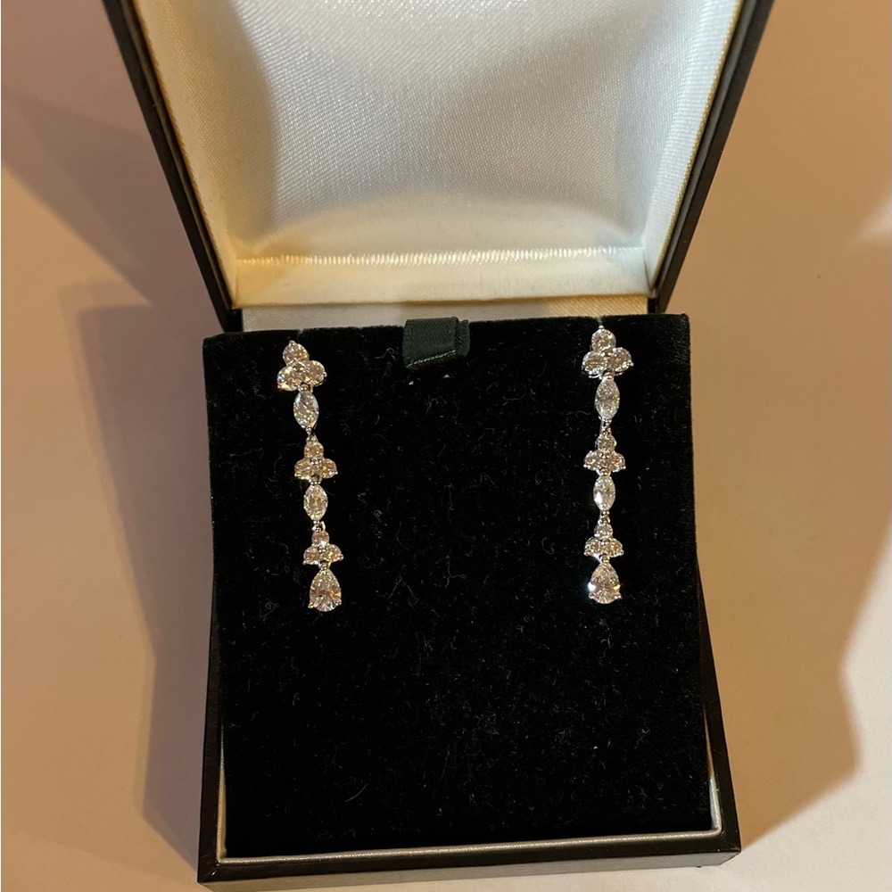 Dangling platinum Diamond earrings
